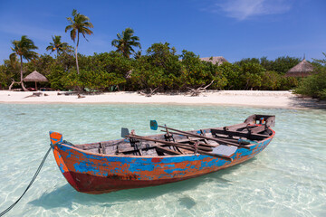Fototapeta na wymiar Old wooden boat in beautiful bay in Maldives