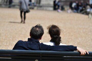 couple se reposant sur un banc