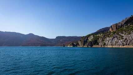 Fototapeta premium Stone cliffs at Oymapinar Dam in Green Canyon in Turkey