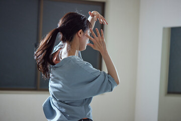 ダンスの練習をする若い日本人女性