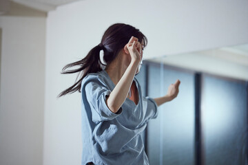 ダンスの練習をする若い日本人女性