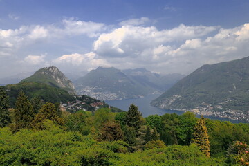 Fototapeta na wymiar Panorama dal Parco San Grato, Carona, Svizzera con panorama primaverile