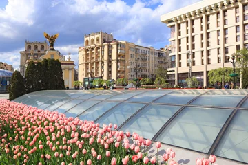 Zelfklevend Fotobehang Independence Square in war time with bloomimg tulips in Kyiv, Ukraine © Lindasky76