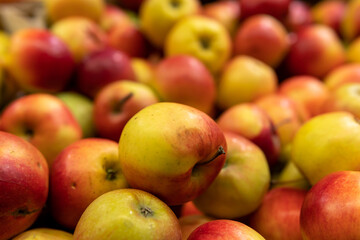 Fototapeta na wymiar fresh apples on the counter in the supermarket