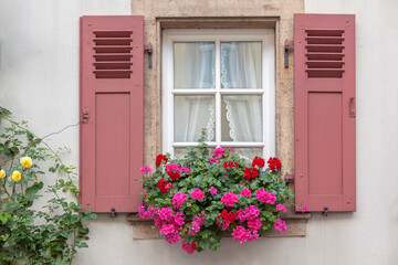 Fenster mit Blumenschmuck