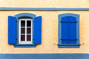 Fototapeta na wymiar Fenster mit blauen Fensterläden