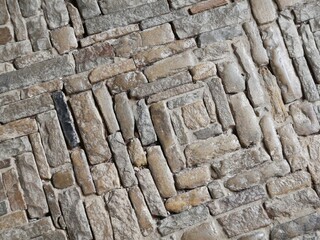 Vieux pavement géométrique en pierres taillées rectangulaires organisées sur un plan carré, constituant le dallage d'une cour traditionnelle
