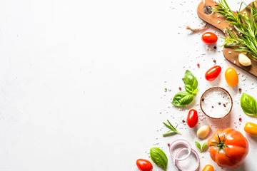 Photo sur Aluminium Manger Ingrédients pour cuisiner sur une table en pierre blanche. Légumes, herbes et épices avec planche à découper en bois. Vue de dessus avec espace pour le texte.