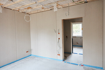 Ecke im Raum mit Türöffnung auf Baustelle bei Hausbau