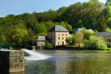 Fototapeta na wymiar Vieux moulin barrage