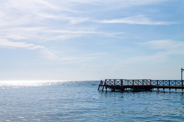 Obraz premium Little girl is playing on the dock.