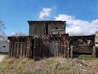 Fototapeta na wymiar Old wooden abandoned barn in the countryside