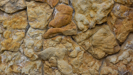 Stone of various types and sizes, both on the wall and on the floor, looks great.