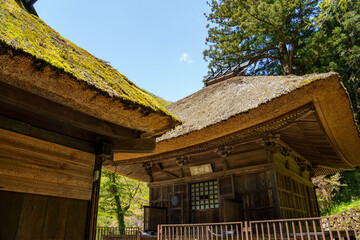 茅葺屋根の古風な建物