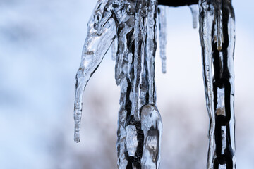 Łańcuch pokryty lodem, zima rozmyte tło.