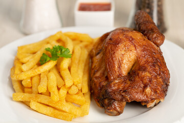 Halbes Grillhähnchen mit Pommes Frites
