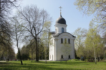 Fototapeta premium white chapel in the park in summer