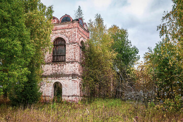 Fototapeta na wymiar abandoned Orthodox church