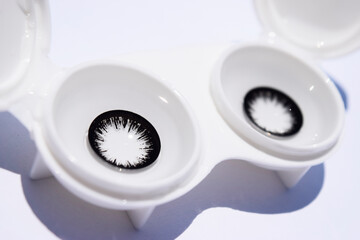 黒い色のコンタクトレンズ
