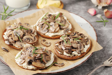Open sandwiches with grilled mushrooms