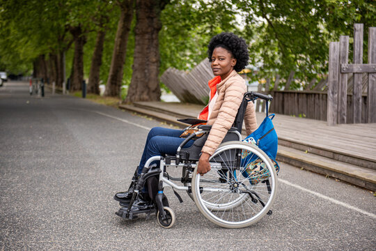 Femme noire en fauteuil roulant