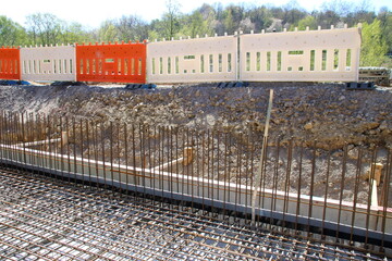 Baustelle ist mit Absperrmaterial abgesichert