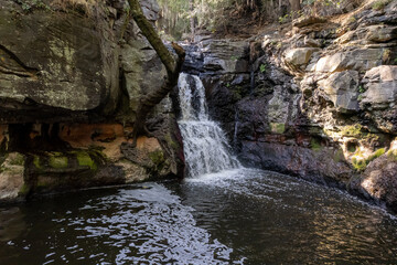 Cascada principal en un peque&ntilde;o bosque hermoso