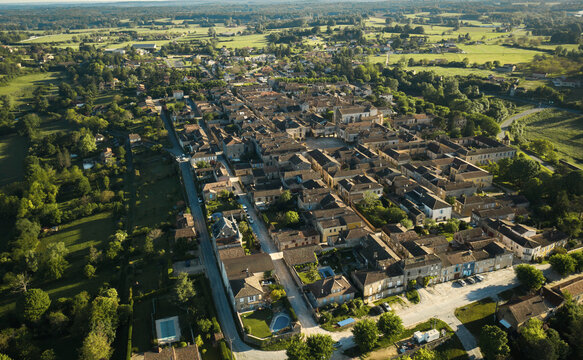 Magnifique plan drone du petit village de Monpazier en Prigord à la lumière du jour, Dordogne