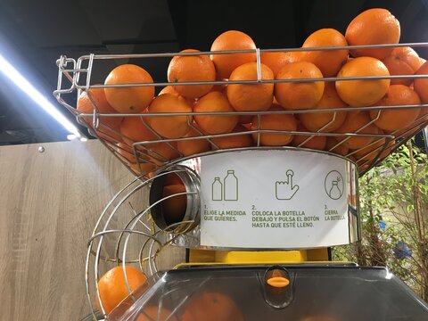 orange squizzing machine