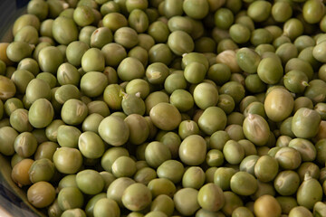 Plato con guisantes frescos y crudos.