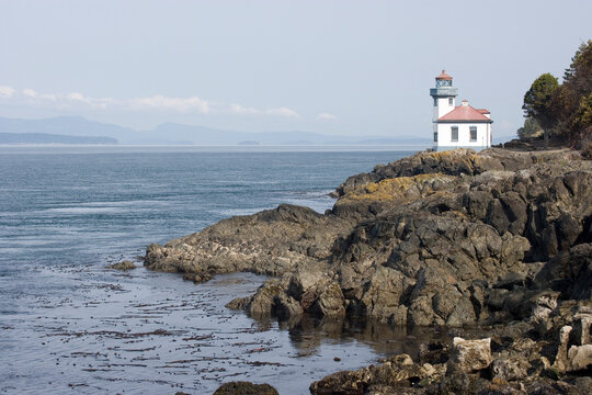 Lighthouse on the coast, Lime Kiln Lighthouse, Lime Kiln Point State Park, Washington, USA
