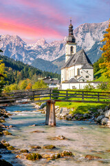Fototapeta premium Kirche vor wundervollem Bergpanorama, Ramsau bei Berchtesgaden, Deutschland 