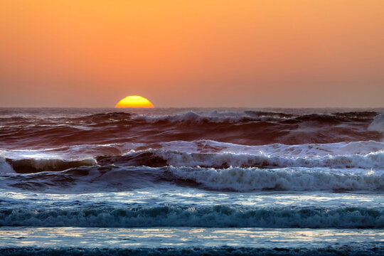 USA, Oregon, Devil's Punchbowl State Natural Area, Sunset over ocean