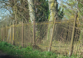 Schiefer historischer schmiedeeiserner Zaun