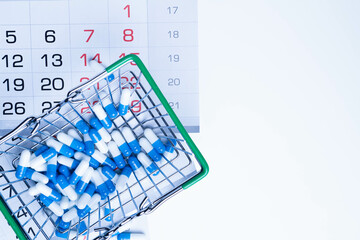 Medication course. Treatment schedule. Tablets and calendar.
