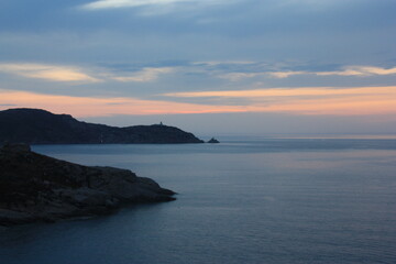 Fototapeta premium corse, couché de soleil sur la méditerranée. 