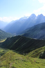 Obraz premium rayons de soleil perçant sur montagne 