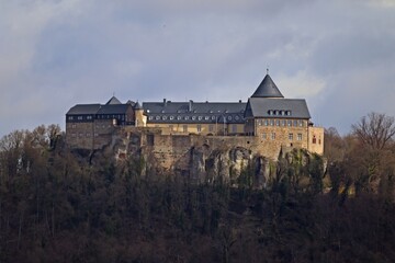 Fototapeta na wymiar Schloss Waldeck von Süden vor dunklen Wolken im Frühling