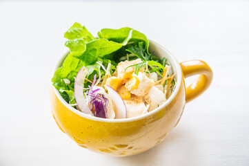 カップに入った野菜サラダ