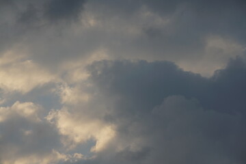 Fototapeta na wymiar Sehr schöner Wolken Himmel und Sonnenlicht am Abend, Cumulus