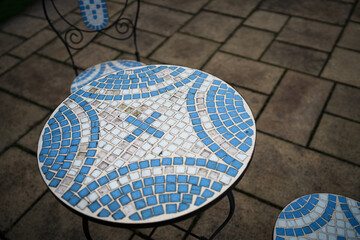 タイルで出来たテーブル