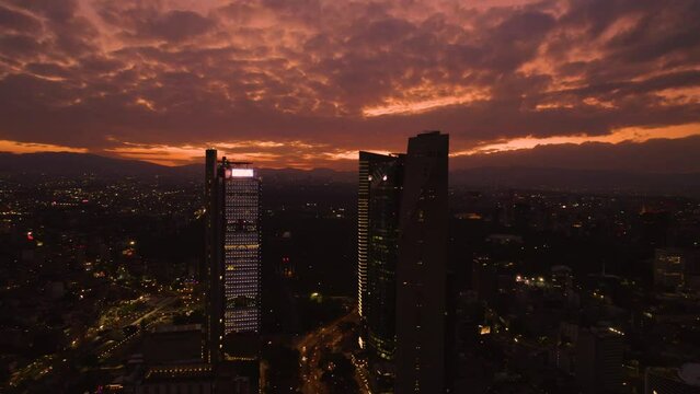 Torre bbva y edificios de reforma en el atardecer 