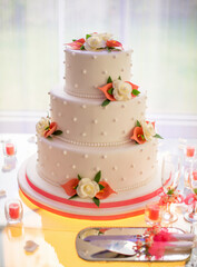 Obraz na płótnie Canvas wedding cake with roses and flowers