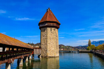 Naklejka premium Chapel bridge spanning the river Reuss in the city of Lucerne, Switzerland