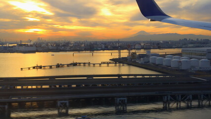 羽田行き飛行機からの夕暮れの富士山方向1