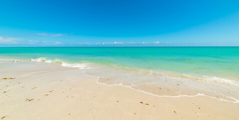Fototapeta na wymiar Turquoise sea in Miami Beach on a sunny day