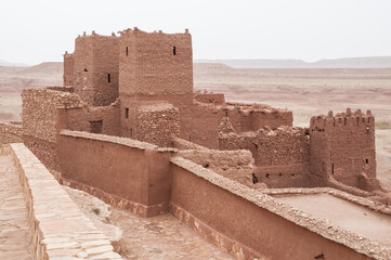 Torres y muros derruidos en la kasbah de Ait Ben Haddou en la región de Ouarzazate, en el sur de...