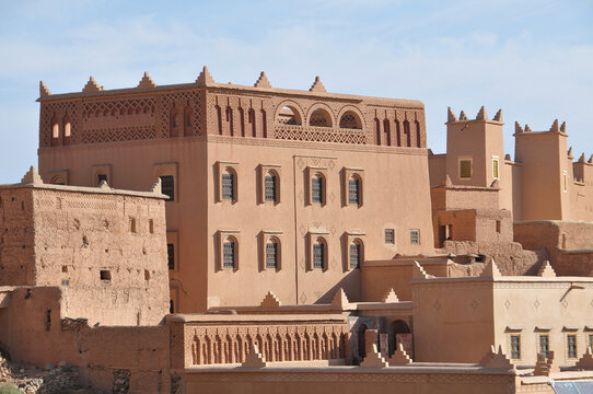 Modernos edificios de estilo tradicional en el pueblo de Nkob en el sur de Marruecos