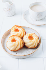 Cottage cheese cakes with mango sauce and latte