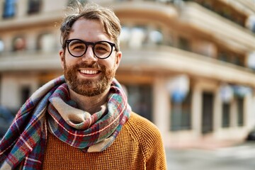 Fototapeta Young caucasian man with beard wearing glasses outdoors on a sunny day obraz
